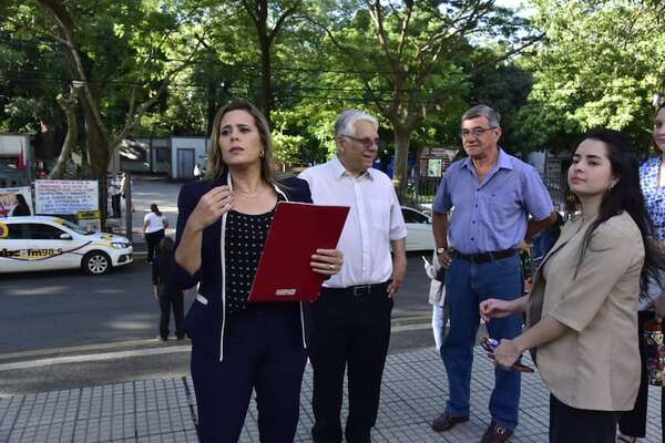 A un año de su expulsión, Kattya vuelve a urgir a la Corte y habla de un “silencio cómplice y pusilánime” - Política - ABC Color