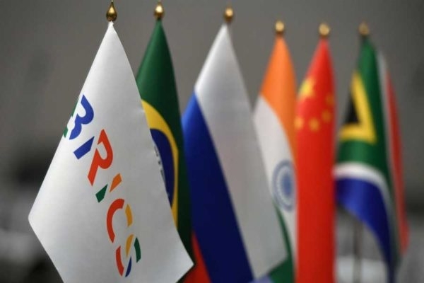 Trump amenaza a los BRICS con aranceles del 100 % si 芦juegan禄 con el d贸lar