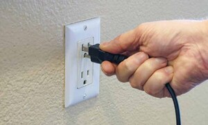 Hombre muere electrocutado tras intentar enchufar una radio en Repatriación – Prensa 5