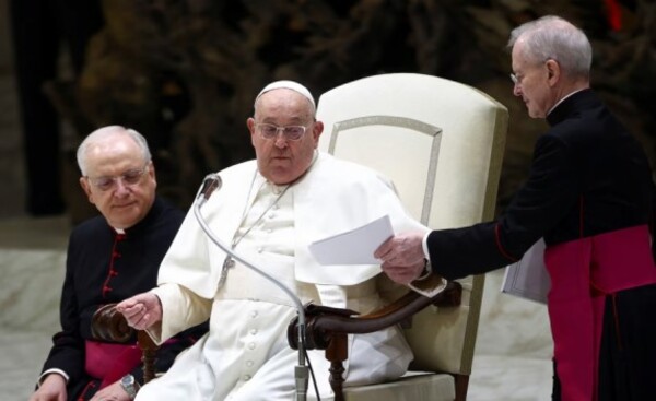 El papa Francisco hospitalizado para tratar una persistente bronquitis