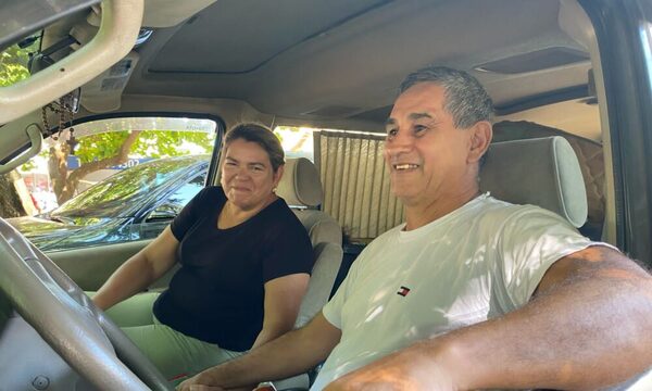 Amor sobre ruedas: matrimonio lleva 40 años vendiendo joyas y recorriendo el país