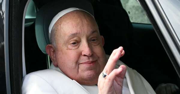 La Nación / Hospitalizan al papa Francisco para tratar una bronquitis persistente