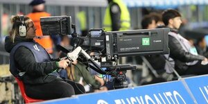 Versus / El pirateo pone en peligro la industria del fútbol europeo