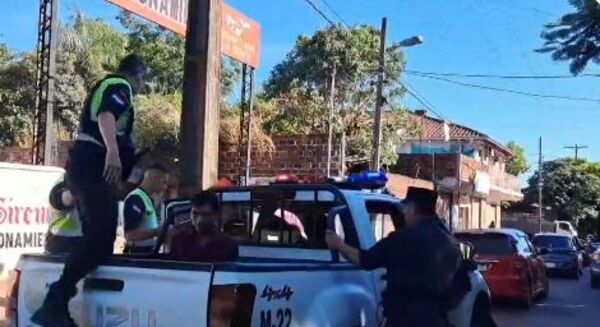 (VIDEO)Robó bombones para su amada y quedó preso