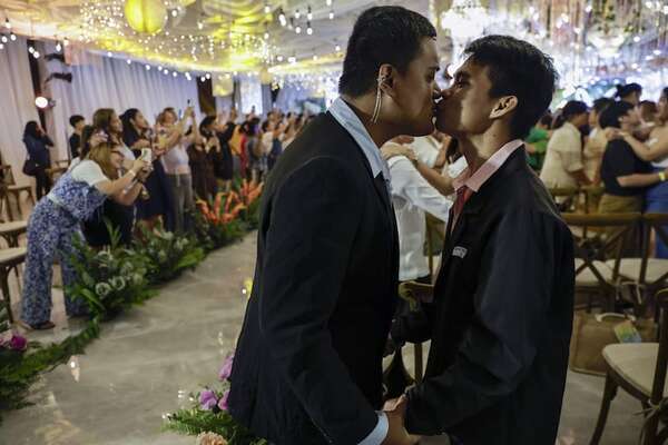Unas 140 parejas LGTBI sellan su unión simbólica en Filipinas por San Valentín - Mundo - ABC Color