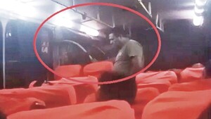 Echaron a dos por hacer pipí en pleno colectivo