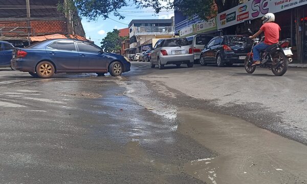 Comerciantes repudian agua sucia y polvo causados por obra en cercanías del abasto - La Clave
