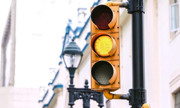 Cruzar con luz amarilla ya no será infracción en el municipio de Asunción