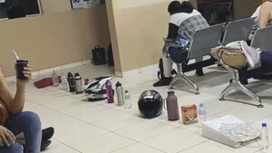 Hacen formar fila hasta a su peine para conseguir turno