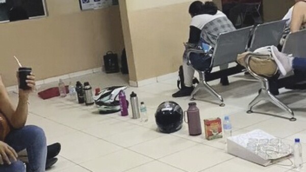 Hacen formar fila hasta a su peine para conseguir turno
