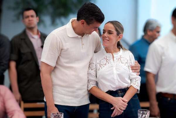 El romántico “trend” de Santiago Peña y Leticia Ocampos por el Día de los Enamorados - Gente - ABC Color