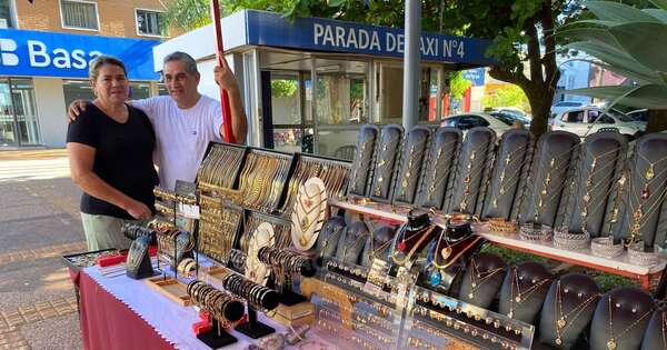 La Nación / Enamorados hace 40 años: pareja recorre el Paraguay vendiendo joyas