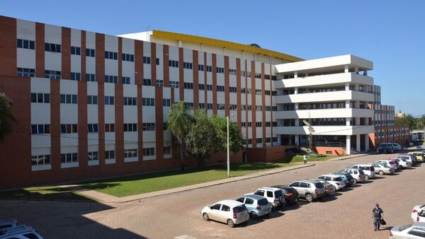 Hospital de Clínicas inicia peritaje tras caída de techo de ascensor sobre un bebé