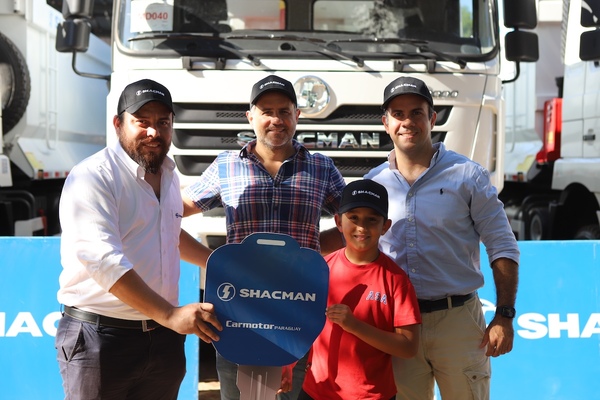 Carmotor entregó 3 camiones Shacman F3000 6X4 Volquete a PROYEC SAE
