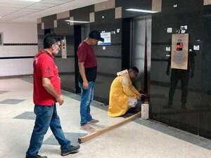 Hospital de Clínicas: quedaron atrapados en ascensor y fueron rescatados por familiares de internados - Nacionales - ABC Color
