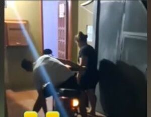 (VIDEO)Atropelló motel por celos y maltrató a su doña que trabaja upépe