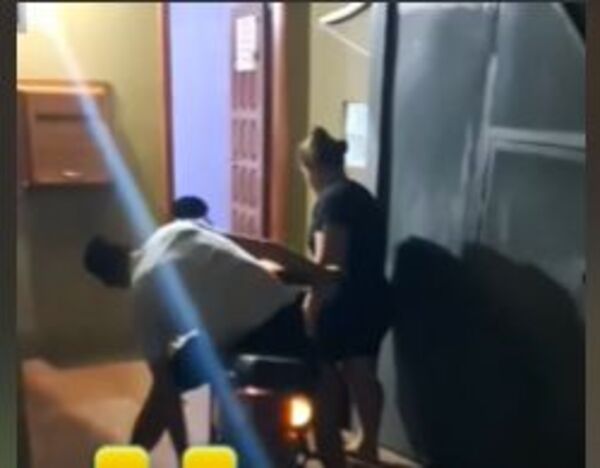 (VIDEO)Atropelló motel por celos y maltrató a su doña que trabaja upépe
