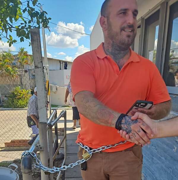 Empresario se encadenó frente a oficina de la DNIT ante retención de carga y esto alega la institución - Nacionales - ABC Color