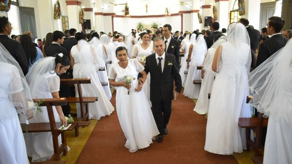 Más de 35 parejas sellan su amor con matrimonio en el Día de los Enamorados