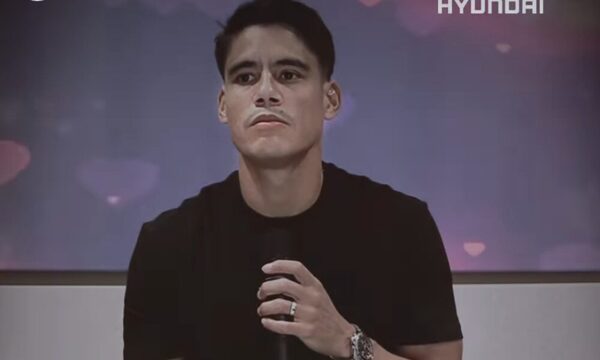 (VIDEO) Pelotero gumarelo dedicó serenata a los enamorados y causó furor