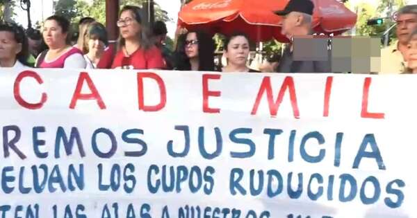 Diario HOY | Aspirantes a la Academil protestan cerca de Mburuvicha Róga en reclamo de cupos