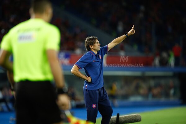 Versus / Los convocados de Cerro y el equipo con varios cambios que prepara Diego Martínez