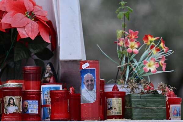 El papa Francisco pasó “tranquilo” su primera noche internado por bronquitis - Mundo - ABC Color