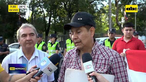 Postulantes a Academil protestan contra reducción de cupos - ABC Noticias - ABC Color