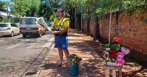 La Nación / Vendedor aregueño de flores viajó a CDE “porque hay más enamorados”