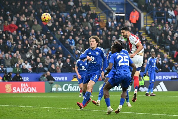 Versus / Arsenal derrota al Leicester con doblete del improvisado delantero Mikel Merino