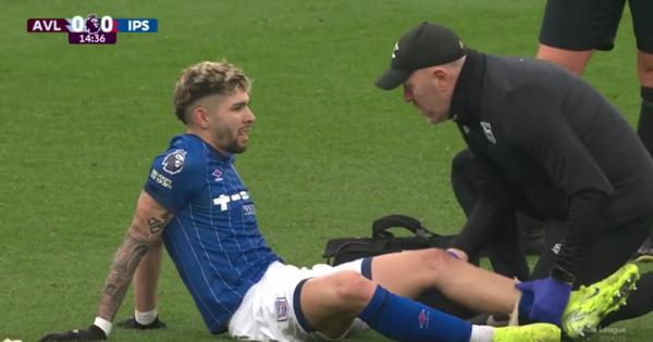 Versus / ¡Que no sea grave! Julio Enciso sale lesionado a los 15 minutos en Aston Villa vs. Ipswich