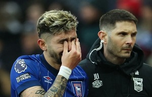 Entre lágrimas: Julio Enciso se retiró lesionado ante Aston Villa