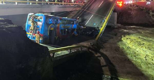 La Nación / Dos muertos tras colapsar puente con un bus en Perú