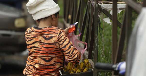 La Nación / Viral: niño vendedor recibió ayuda inesperada de un extranjero