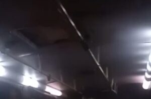 (VIDEO)Tatachos hicieron pipí en un colectivo y fueron rajados