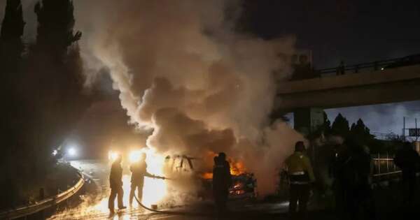 La Nación / Hezbolá asaltó un convoy de la ONU e incendió un vehículo en el Líbano