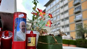El papa Francisco fue hospitalizado en Roma por bronquitis