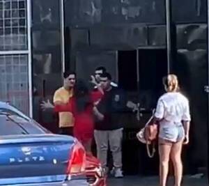 [VIDEO] Una enfurecida yiyi atropelló una disco y sacó del cabello a su chuli
