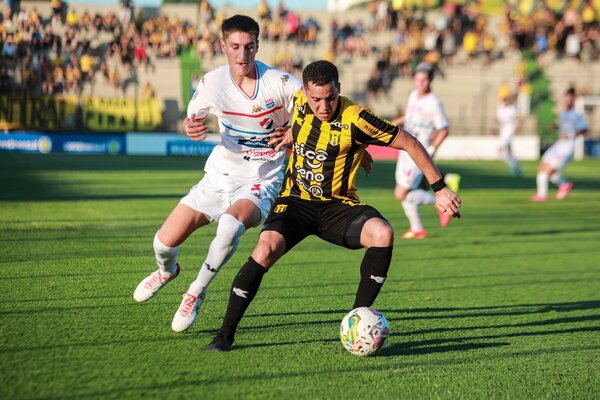 Guaraní ganó y se subió a la cima de la tabla