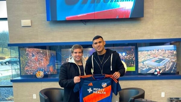 Flores ya posa con su nueva camiseta
