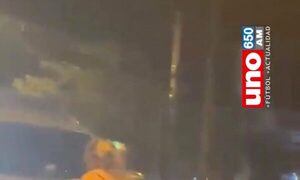 Viral: ¡Filman a mujer siendo arrastrada en el capó de una camioneta!