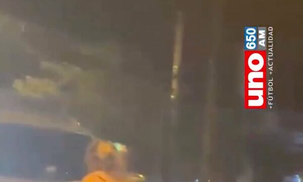 Viral: ¡Filman a mujer siendo arrastrada en el capó de una camioneta!