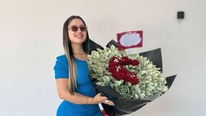 Político le mimó ex Miss Sandía con un ramo de G. 20 millones