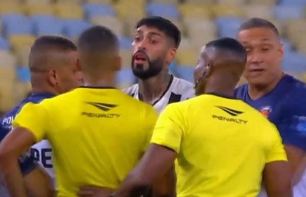 Alexander Barboza recibe duro castigo por pelea con Bruno Henrique