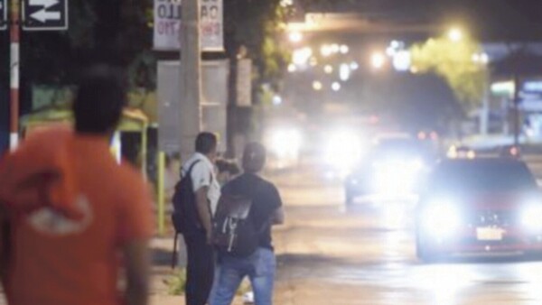 Gobierno de Santi prometió micro nocturno, pero no firma contrato