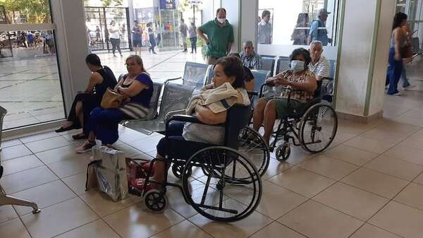 Medicasa de IPS solo dispone de 15 médicos para atender 2.000 adultos mayores - Nacionales - ABC Color