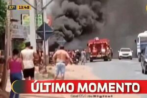 Incendio de gran magnitud afecta comercios sobre Acceso Sur