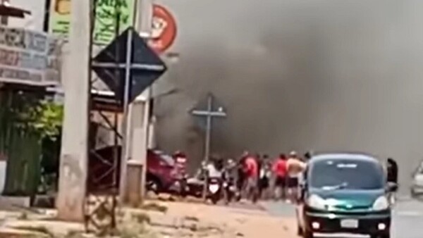 Bomberos enfrentan incendios en pastizal y local gastronómico en Guarambaré