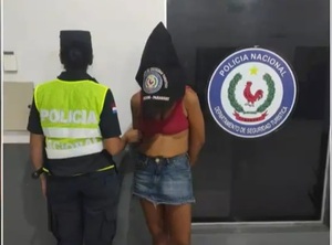 Mujer con antecedentes es detenida in fraganti en la Costanera Norte