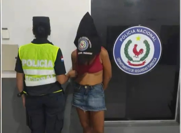 Mujer con antecedentes es detenida in fraganti en la Costanera Norte